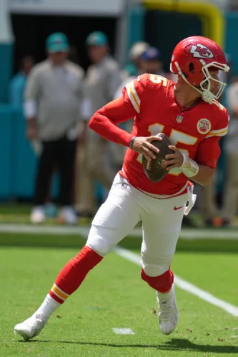Mahomes quiets Dolphins